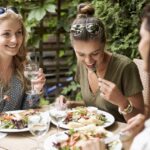 Cara Menjaga Pola Makan Sehat Saat Staycation di Hotel