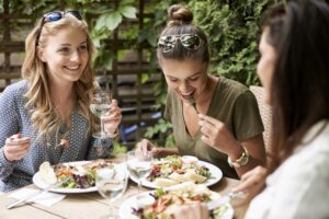Cara Menjaga Pola Makan Sehat Saat Staycation di Hotel