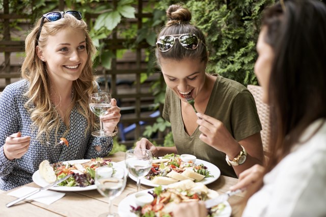 Cara Menjaga Pola Makan Sehat Saat Staycation di Hotel